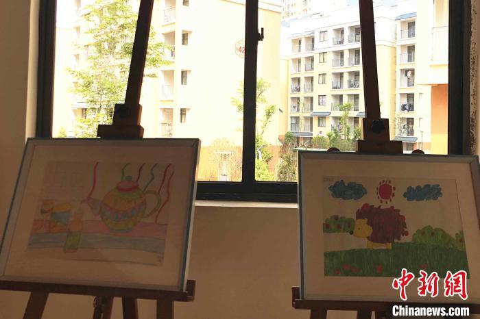 圖為會(huì)澤縣城易地扶貧搬遷點(diǎn)一所小學(xué)內(nèi)擺放著的學(xué)生畫作?！】姵?攝