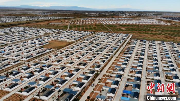 圖為航拍的武威市古浪縣黃花灘生態(tài)移民區(qū)富民新村。(資料圖) 李亞龍 攝