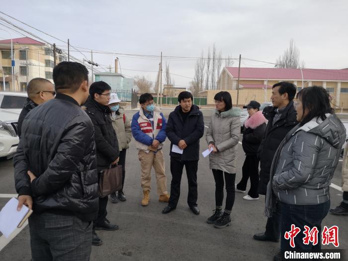 圖為青海大學(xué)工作人員正在現(xiàn)場(chǎng)考察該項(xiàng)目進(jìn)行情況?！±罱瓕?攝