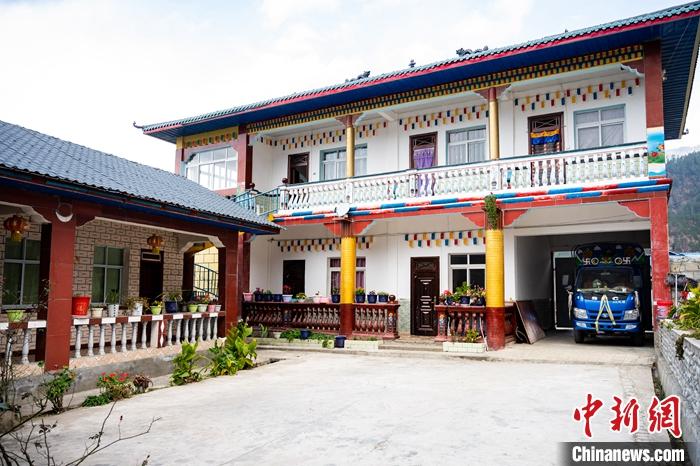 1月30日，嘎腰村，僜人苦梅夏自家的兩層樓房。<a target='_blank' ><p  align=