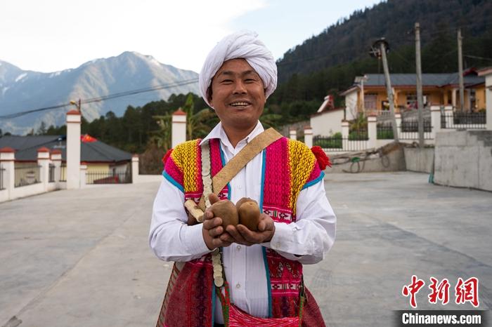 1月29日，京都村委會(huì)主任阿胖正在展示該村種植的獼猴桃。<a target='_blank' ><p  align=