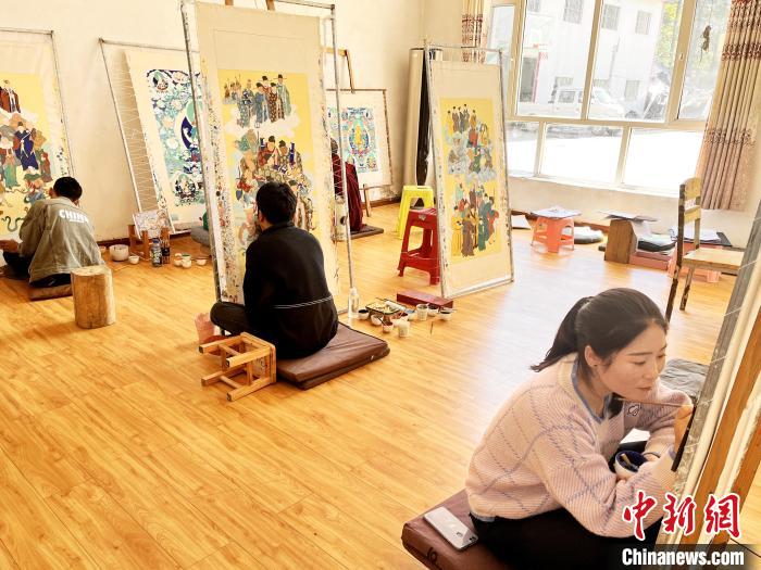 圖為畫室內(nèi)學(xué)徒練習(xí)繪畫唐卡?！●R文莉 供圖