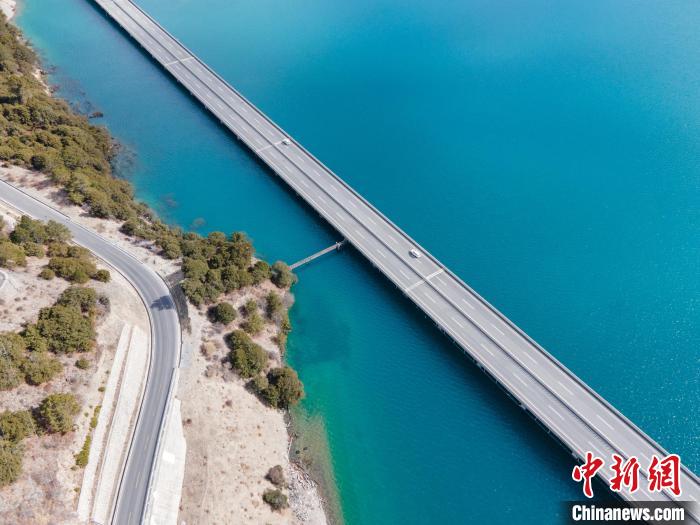 圖為西藏林拉高等級公路多布湖段風(fēng)光?！〗w波 攝