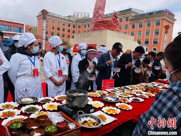 圖為2022年，班戈縣“鄉(xiāng)村振興那曲奮進”廚藝大賽現(xiàn)場。資料圖 那曲市“鄉(xiāng)村振興 那曲奮進”活動辦供圖