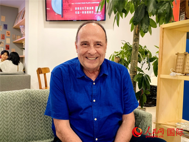 巴西坎皮納斯州立大學(xué)文學(xué)院資深教授弗朗西斯科·福特·哈德曼接受人民網(wǎng)專訪。人民網(wǎng)記者 符園園攝