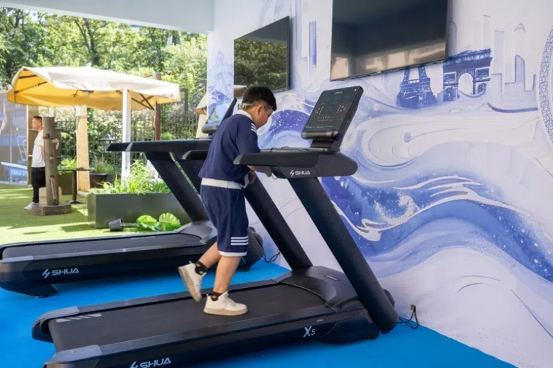 小朋友在智慧體育公園體驗(yàn)跑步機(jī)。巴黎