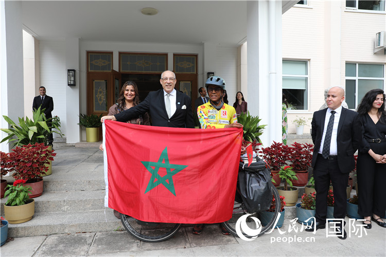 9月6日，摩洛哥駐華大使阿卜杜勒卡迪爾·安薩里在大使官邸舉行儀式，歡迎并招待卡里姆·穆斯塔。人民網(wǎng)記者 王晶攝