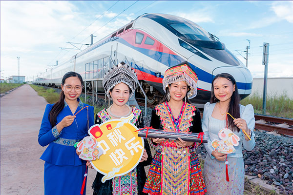 中老鐵路兩國員工一起參加中秋活動。旺·洛拉勒攝