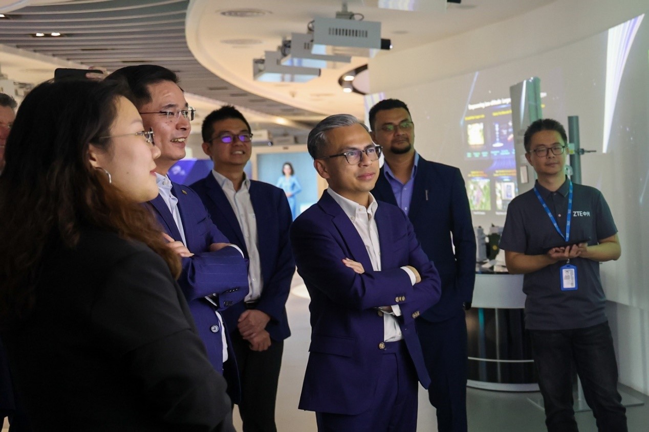 馬來西亞通訊部長法米·法茲（右三）在華訪問中國知名通信企業(yè)。（照片由馬來西亞通訊部提供） (1)