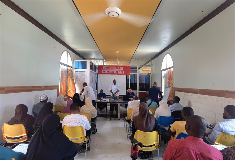 奔巴衛(wèi)生署醫(yī)政處處長(zhǎng)馬蘇德致辭。施亮攝（專家組供圖）