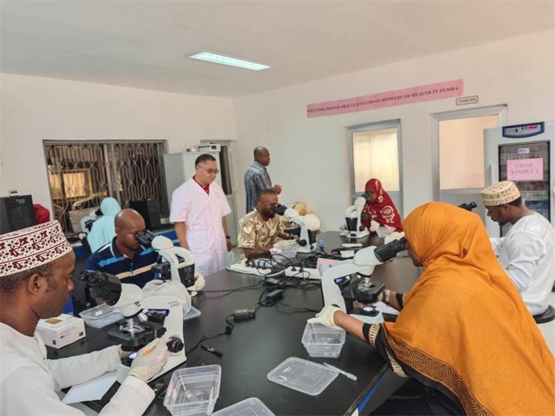 實(shí)驗(yàn)室操作培訓(xùn)現(xiàn)場(chǎng)。徐張懿攝。（專家組供圖）