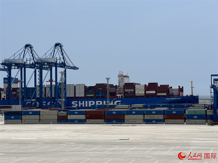 當(dāng)?shù)貢r(shí)間11月15日，秘魯錢(qián)凱港碼頭操作區(qū)現(xiàn)場(chǎng)。人民網(wǎng)記者 周雨攝