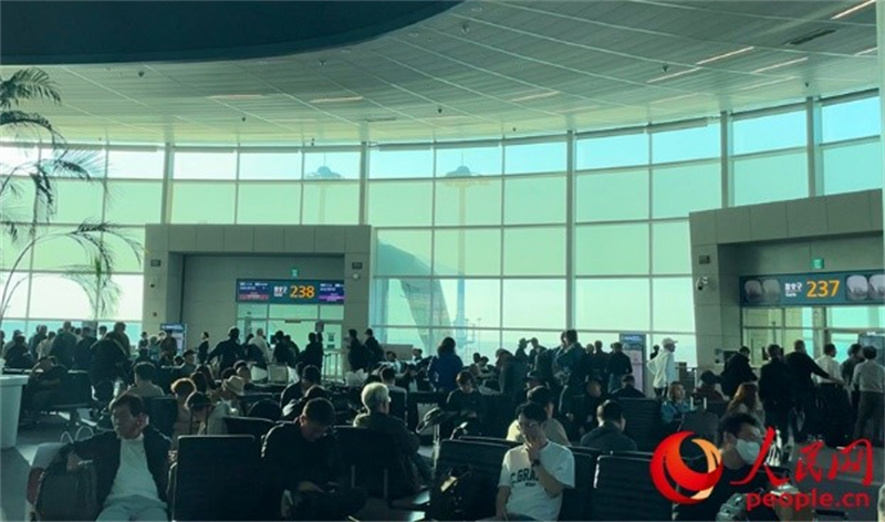 仁川機場等待登機的旅客。人民網(wǎng) 李帆攝