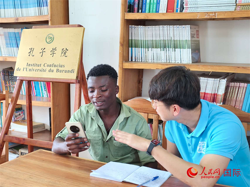 孔院教師在輔導(dǎo)學(xué)生。人民網(wǎng)記者 黃培昭攝