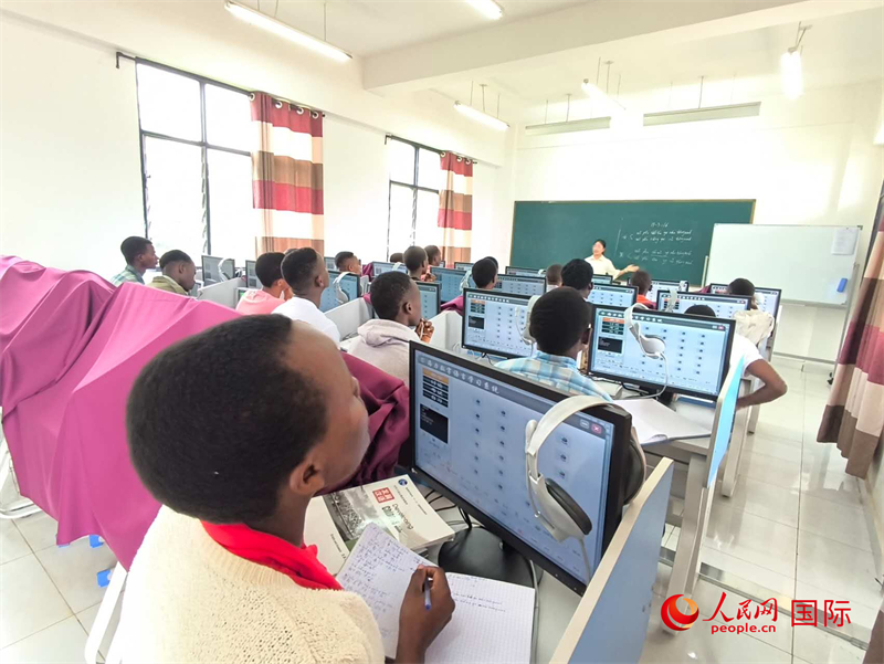 學(xué)生們?cè)谡n堂上認(rèn)真聽講。人民網(wǎng)記者 黃培昭攝