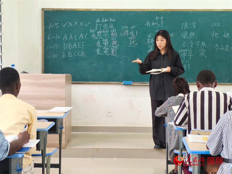 中國(guó)老師在給學(xué)生們講課。人民網(wǎng)記者 黃培昭攝