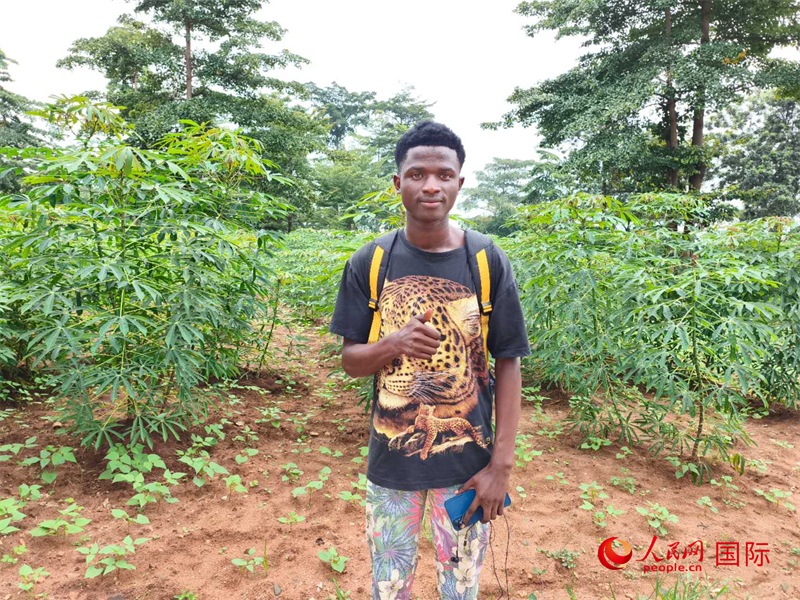 中文系的一位當(dāng)?shù)貙W(xué)生。 人民網(wǎng)記者 黃培昭攝