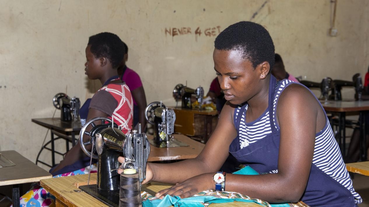 蕾切爾在接受縫紉技能培訓(xùn)。田雨攝