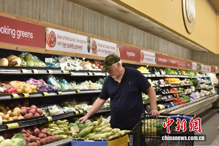 當(dāng)?shù)貢r(shí)間7月18日，美國(guó)密歇根大學(xué)公布報(bào)告顯示，7月美國(guó)消費(fèi)者信心指數(shù)升至61.8，為近5個(gè)月以來(lái)的最高值。圖為美國(guó)民眾在馬里蘭州羅克韋爾一超市購(gòu)物。 <a target='_blank' href='/' _fcksavedurl='/'><p  align=
