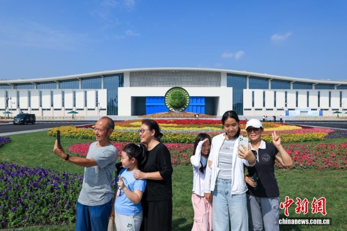 8月31日，天津，市民在2025年上海合作組織峰會主會場外自拍。當(dāng)日，2025年上海合作組織峰會在天津舉行。<a target='_blank' href='/'><p  align=