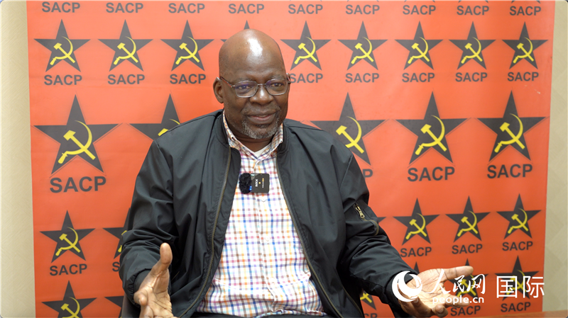 南非共產(chǎn)黨總書記索利 馬派拉接受人民網(wǎng)記者采訪。人民網(wǎng) 劉暢攝