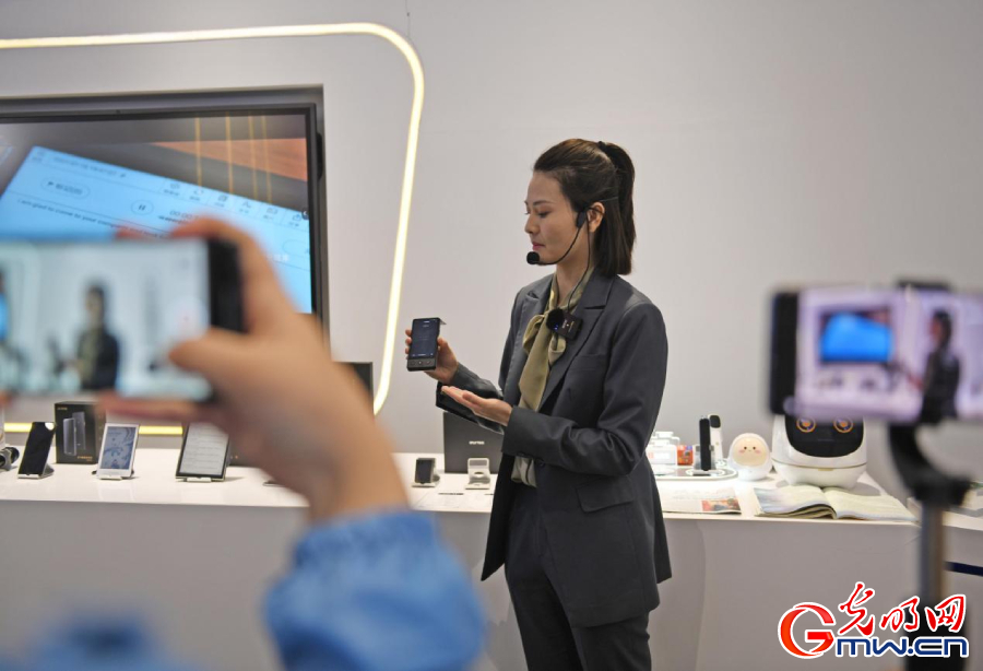 組圖丨AI、網(wǎng)絡(luò)安全、跨境電商……數(shù)字經(jīng)濟(jì)如此 “陜”耀