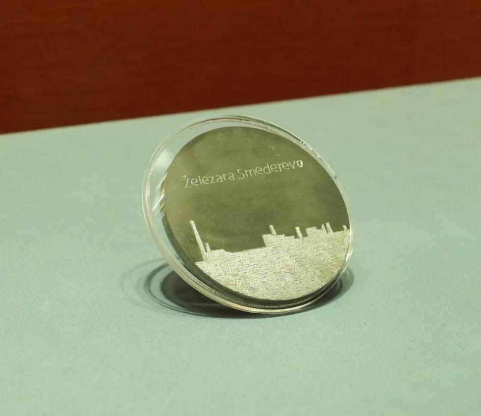 2016年6月，塞爾維亞斯梅戴雷沃鋼廠工人贈送習近平主席的鋼板雕刻工廠剪影紀念牌。胡楊 攝