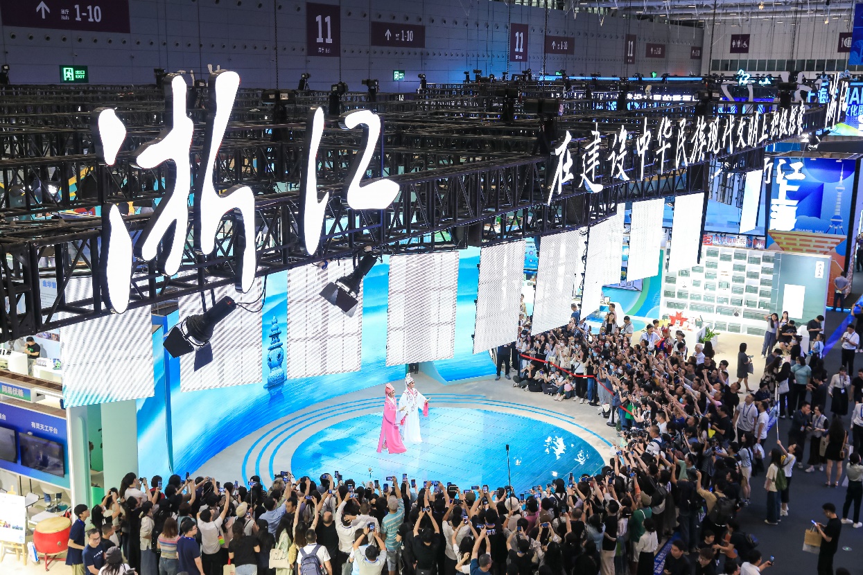 越劇《梁?！穫涫軈⒄褂^眾喜愛。主辦方供圖