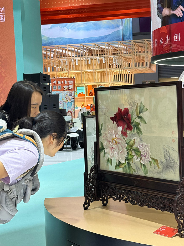 “文創(chuàng)中國”專題展區(qū)。參展觀眾供圖