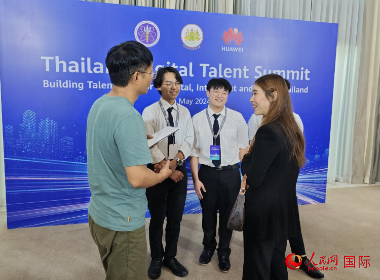 泰國(guó)國(guó)立法政大學(xué)學(xué)生接受本網(wǎng)采訪。李映民攝