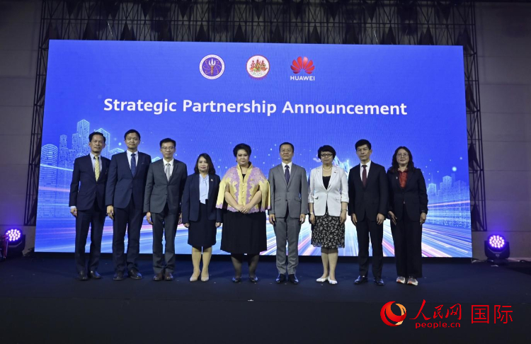 數(shù)字人才峰會(huì)現(xiàn)場(chǎng)。左五為泰國(guó)高等教育、科學(xué)、研究和創(chuàng)新部長(zhǎng)素巴瑪·伊沙拉帕迪，右三中國(guó)駐泰國(guó)大使館教育參贊許蘭，右四為華為泰國(guó)技術(shù)有限公司總經(jīng)理李雄偉。人民網(wǎng)記者 簡(jiǎn)承淵攝