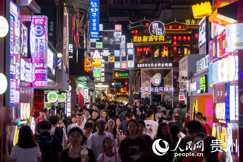 6月21日，貴陽(yáng)，青云市集內(nèi)游人如織。人民網(wǎng)記者 翁奇羽攝