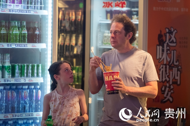 6月21日，貴陽(yáng)青云市集內(nèi)，游客邊逛邊吃。人民網(wǎng)記者 翁奇羽攝