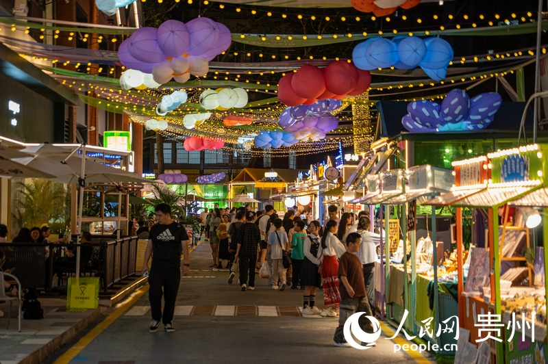 6月21日，貴陽(yáng)新印廠霓虹閃爍，映照城市夜生活。人民網(wǎng) 陽(yáng)茜攝