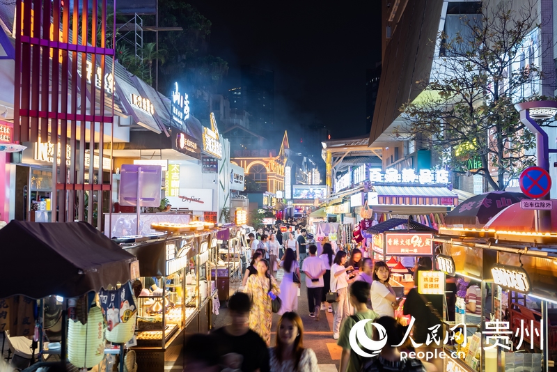 6月21日，夜幕下人頭攢動(dòng)的貴陽(yáng)市太平路街區(qū)。人民網(wǎng)記者 涂敏攝