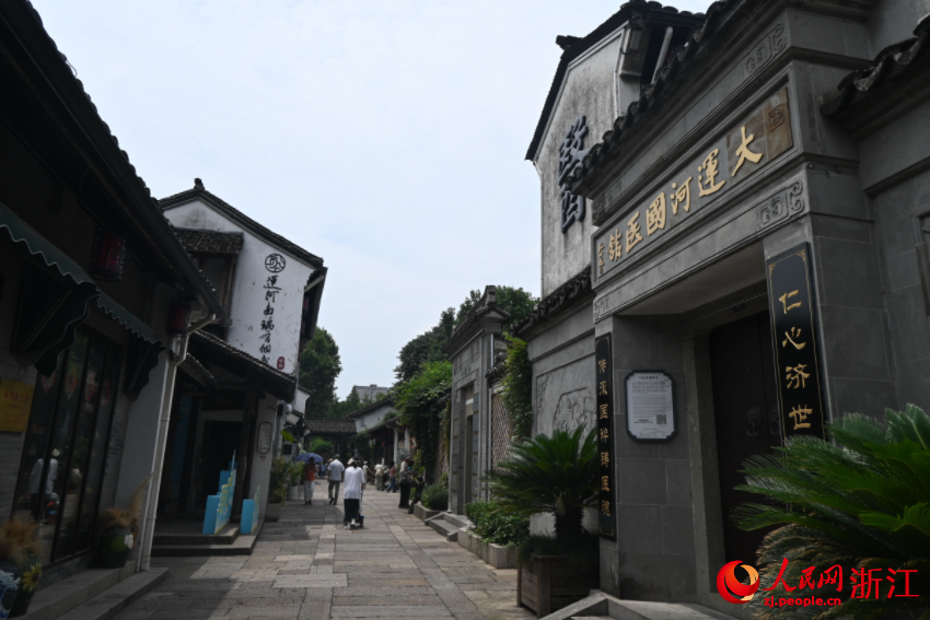 運(yùn)河邊的老建筑被完好保存下來(lái)。人民網(wǎng)記者 張麗瑋攝