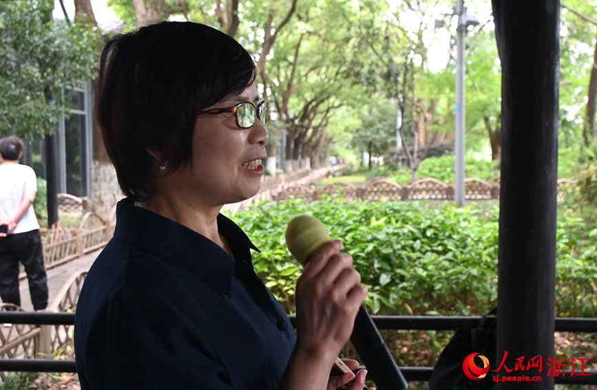 面向運(yùn)河，任國(guó)萍放聲歌唱。人民網(wǎng)記者 張麗瑋