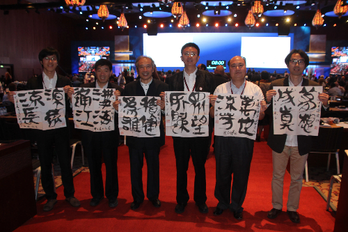 顧風(fēng)（左三）在會場合照留念。受訪者供圖