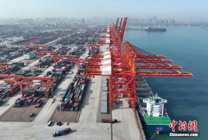 資料圖：山東日照港全自動化集裝箱碼頭作業(yè)現(xiàn)場。(無人機圖片)<a target='_blank' href='/'><p  align=