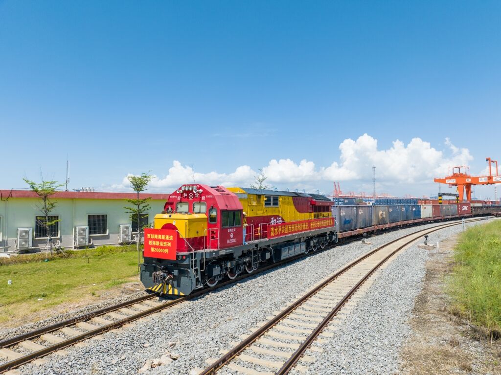 01 陸海新通道第20000列班車。陸海新通道運(yùn)營公司供圖