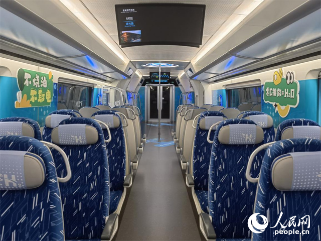 我國首列氫能源市域列車由位于吉林省的中車長客股份有限公司自主研制，該列車不燒油，不取電，可實現(xiàn)零碳排放。人民網記者 馬俊華攝