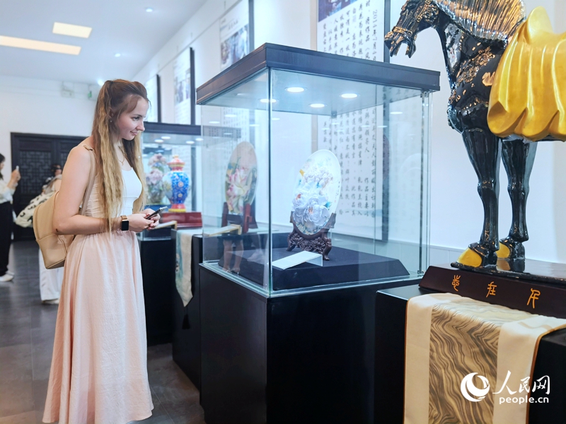 來自白俄羅斯的留學(xué)生喀秋莎駐足欣賞牡丹瓷。人民網(wǎng)記者 尚明楨攝