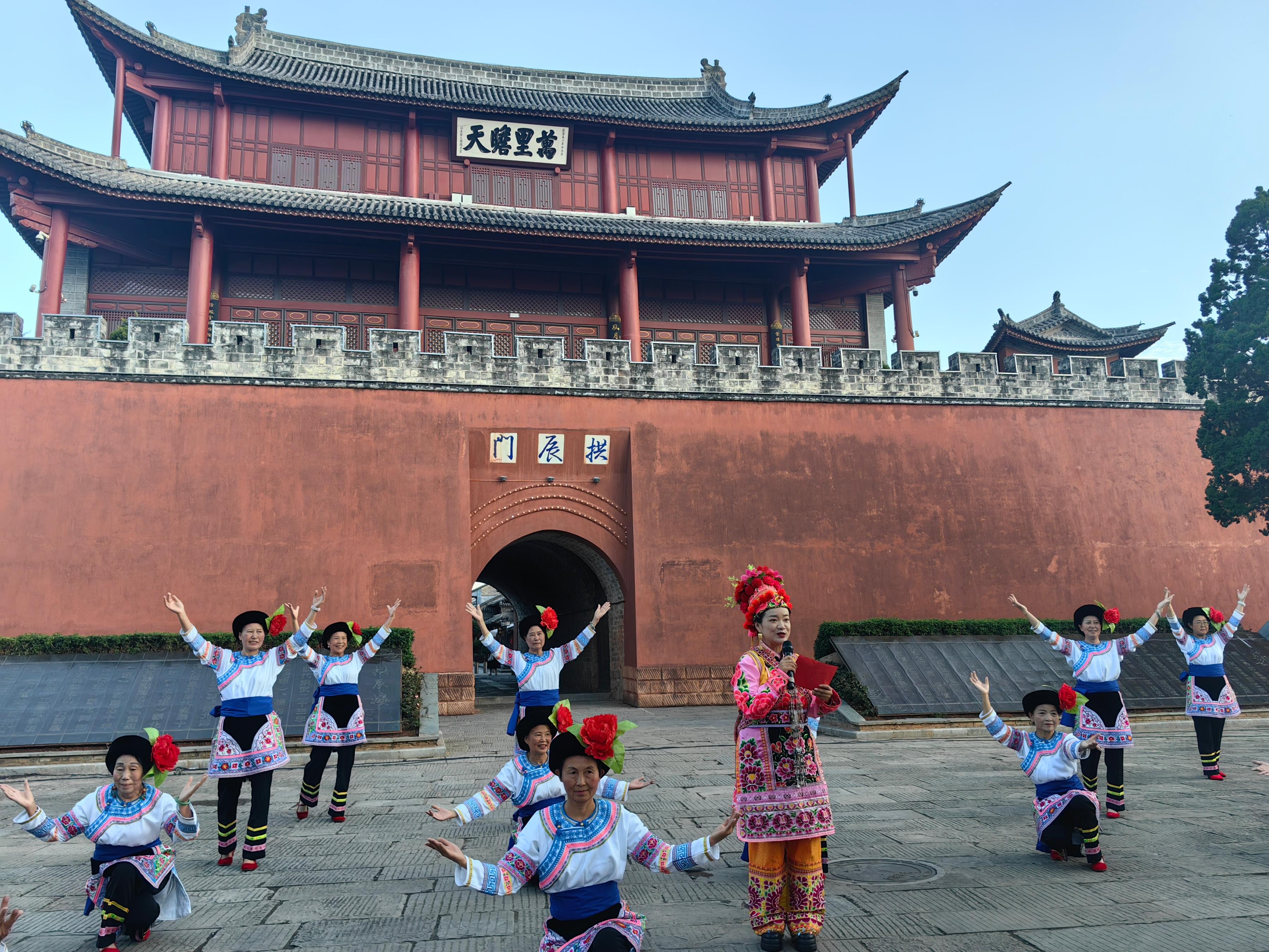 云南大理巍山舉辦普法宣傳活動。人民網(wǎng)記者 孝金波攝