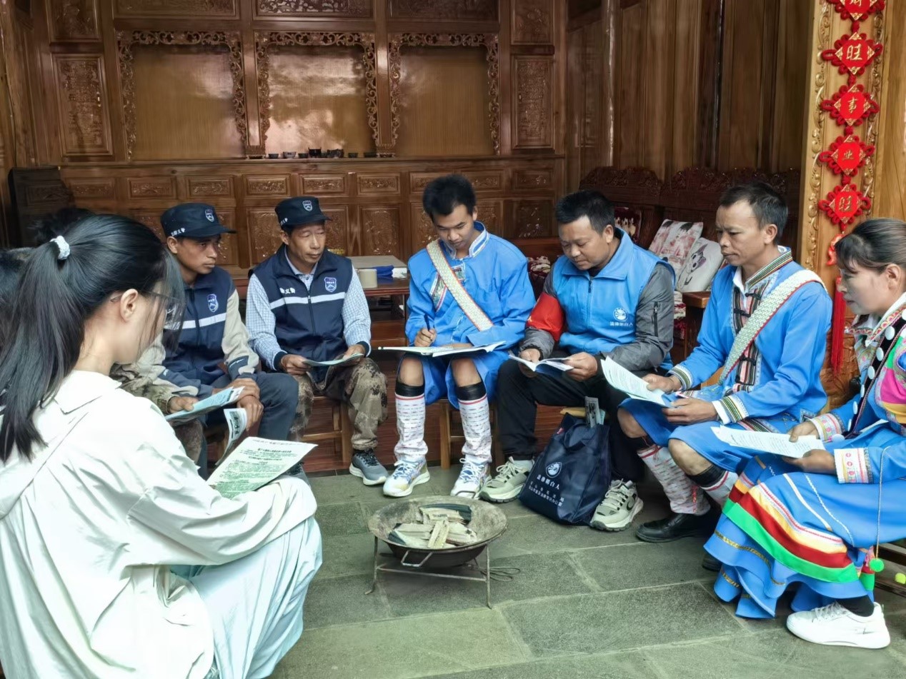 騰沖市猴橋鎮(zhèn)猴橋村國門新村舉辦火塘會。人民網(wǎng)記者 孝金波攝