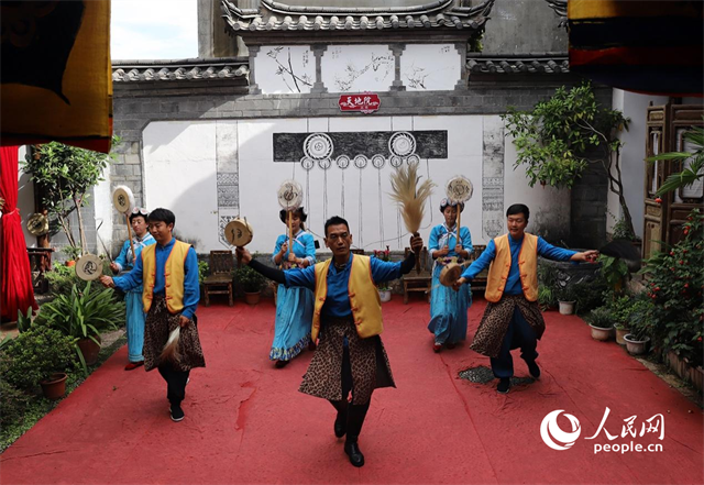 云南麗江古城“天地院”的納西族演出。 人民網(wǎng)記者 程浩攝