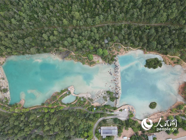 位于麗江市玉龍雪山東麓甲子村的藍(lán)月谷景區(qū)。 人民網(wǎng)記者 符皓攝