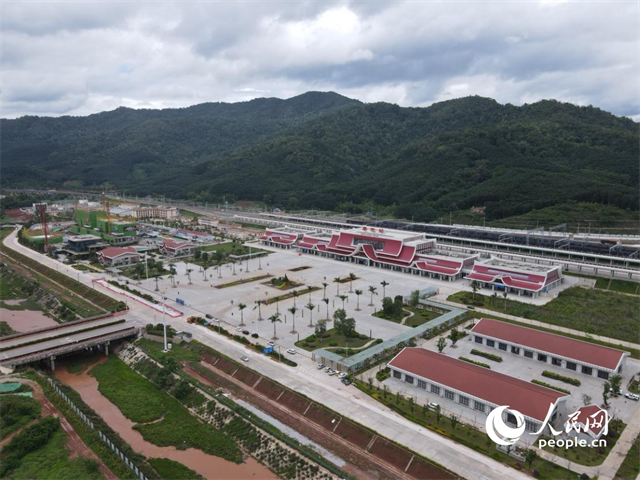 航拍云南磨憨口岸。 人民網(wǎng)記者 符皓攝