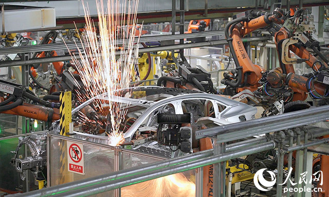 長安汽車兩江工廠，機械臂正在工作。人民網(wǎng)記者 劉祎攝