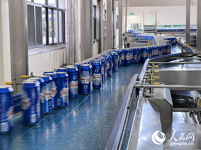 重慶啤酒包裝車間易拉罐生產線。人民網(wǎng)記者 胡虹攝