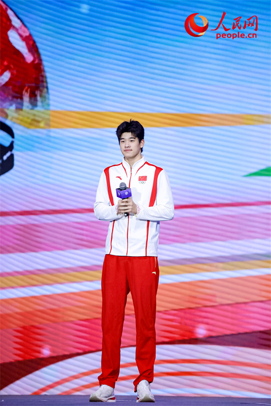 潘展樂分享自己的成長經(jīng)歷。人民網(wǎng)記者 于凱攝